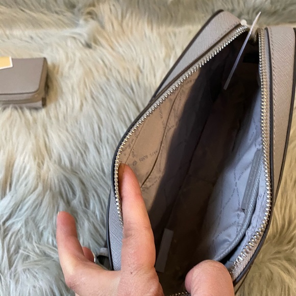 Michael Kors LG crossbody with matching wallet - Picture 5 of 6